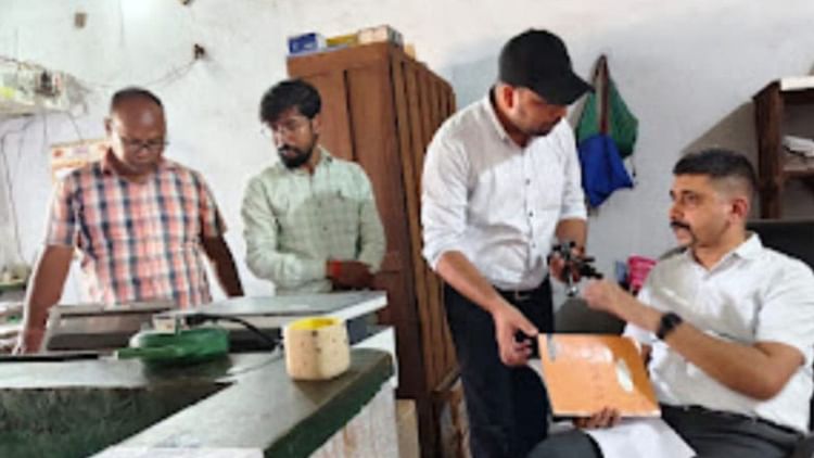 गुआ डाकघर घोटाला: जांच करने पहुंचे वरीय डाक अधीक्षक, पीड़ित खाताधारकों से की मुलाकात