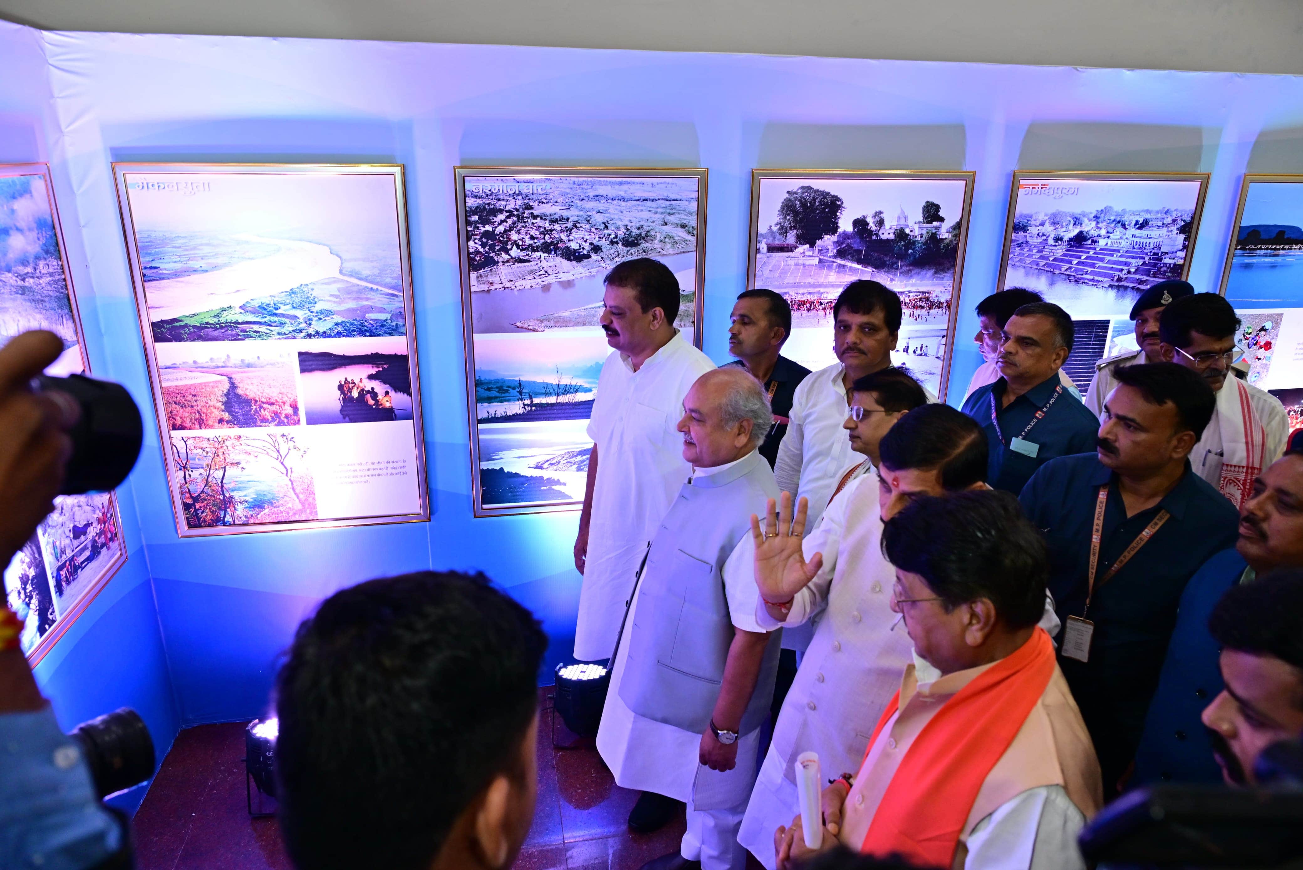 Monsoon session begins: Congress targets the government over OBC reservation, protests with a symbolic chamele