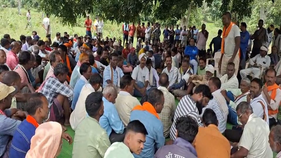 Tension in Jamgaon over the burial of a villager after his death people from half a dozen villages gathered in