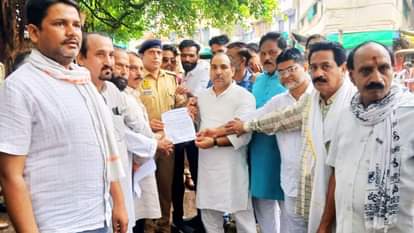 कांग्रेस नेताओं ने पुलिस को साैंपा ज्ञापन।