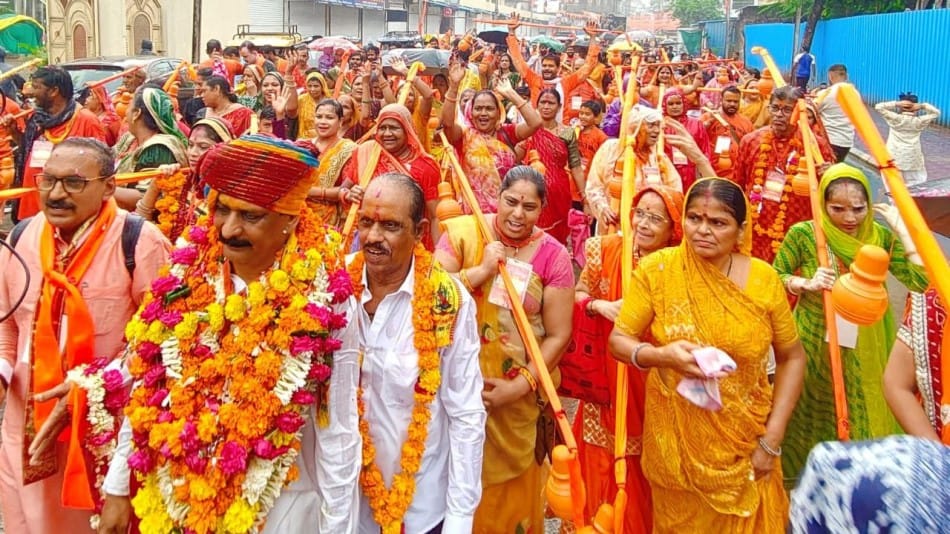 Indore news: Thousands of women carry Kawad in rain from Indore to Ujjain for Mahakal worship