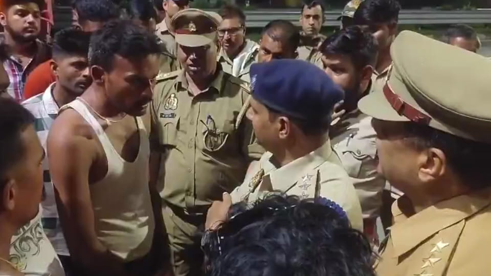 Auraiya: Kawadias clashed with police when they were stopped from pelting stones on truck