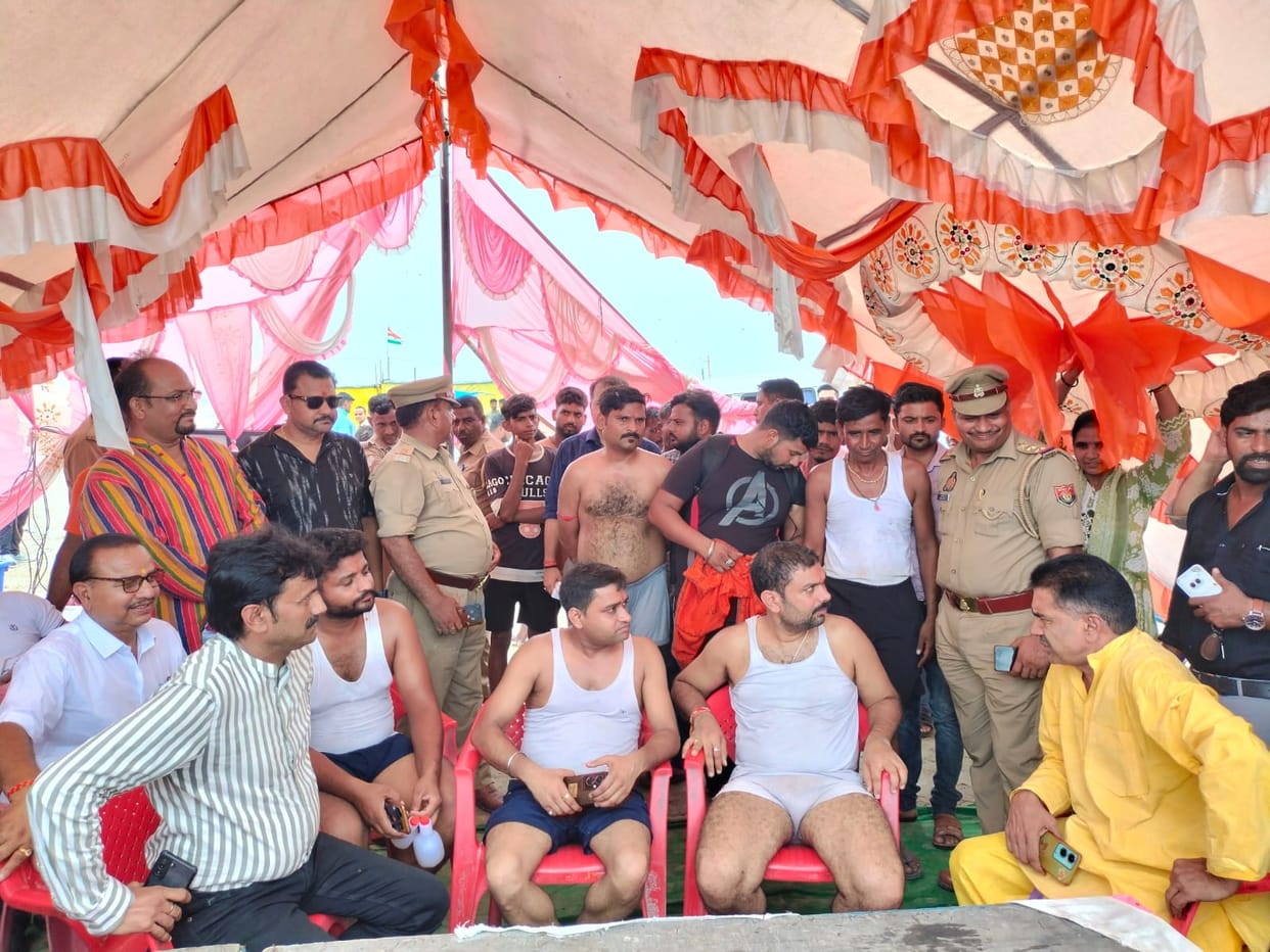 fight broke out between PAC jawans and Kanwariyas at Lahara Ganga Ghat in Kasganj