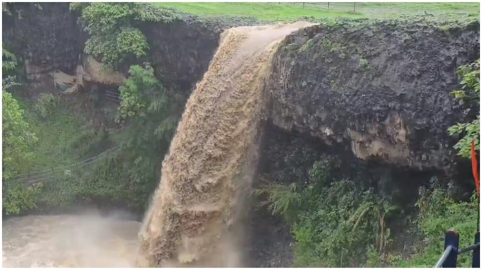 Sawan 2025: Kedarneshwar Mahadev Waterfall Turns Fierce in Ratlam, 289-Year-Old Temple Submerged