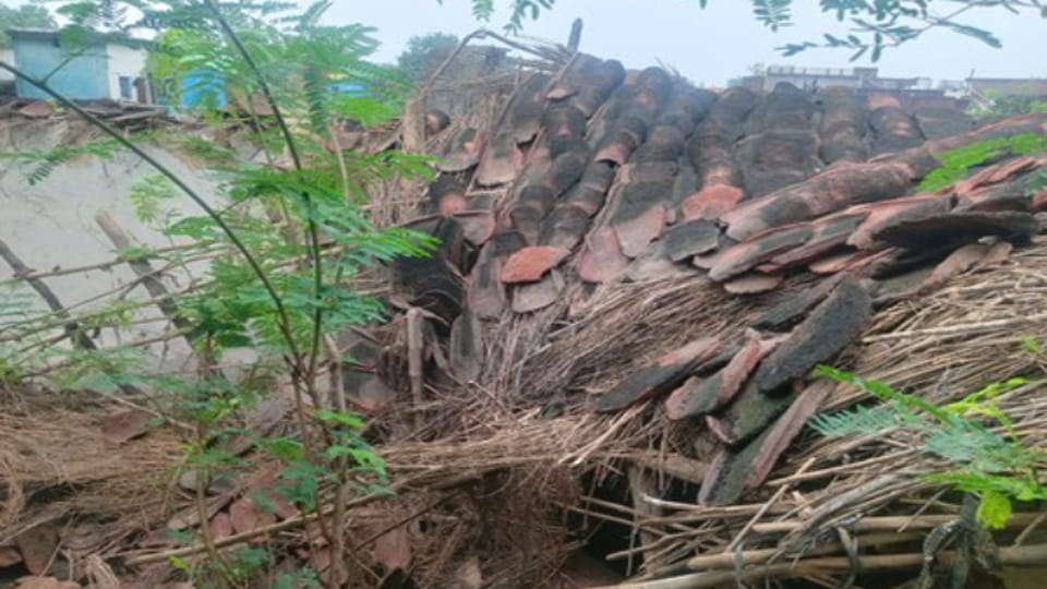Banda: house collapsed due to rain, girl died after being buried under it