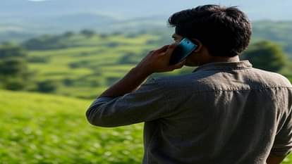 मोबाइल पर बात करता शख्स