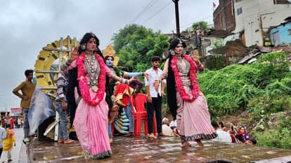 Mandsaur: King Pashupatinath went on city tour in royal style Radha-Krishna and Shiva-Parvati impersonations