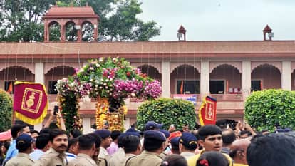 Mandsaur: King Pashupatinath went on city tour in royal style Radha-Krishna and Shiva-Parvati impersonations