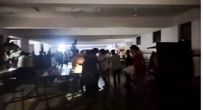 मेस में हंगामा करते छात्र।