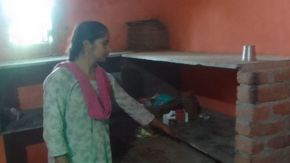 मंदिर की देखरेख करने वाली सावित्री