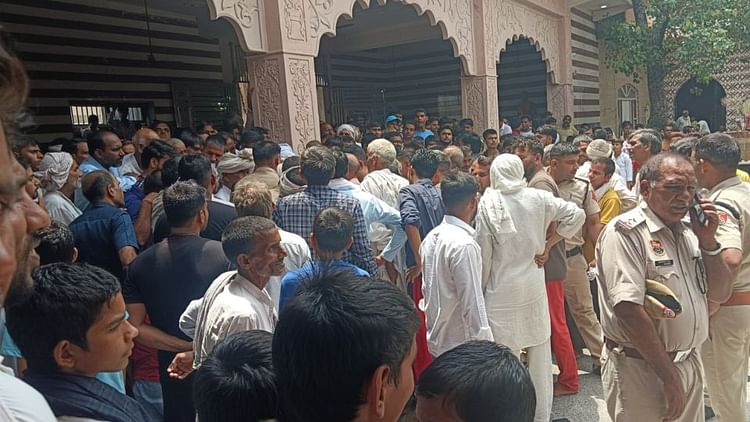 दो घंटे तक हुआ हंगामा: मंदिर में 500 लोगों ने घुसकर पुजारियों-महिलाओं से की मारपीट, दानपात्र लूटा; देखें Video