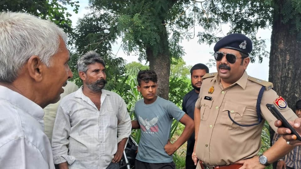 man was shot dead in Meerut Anuj used to sell clothes by roaming around connection with love marriage