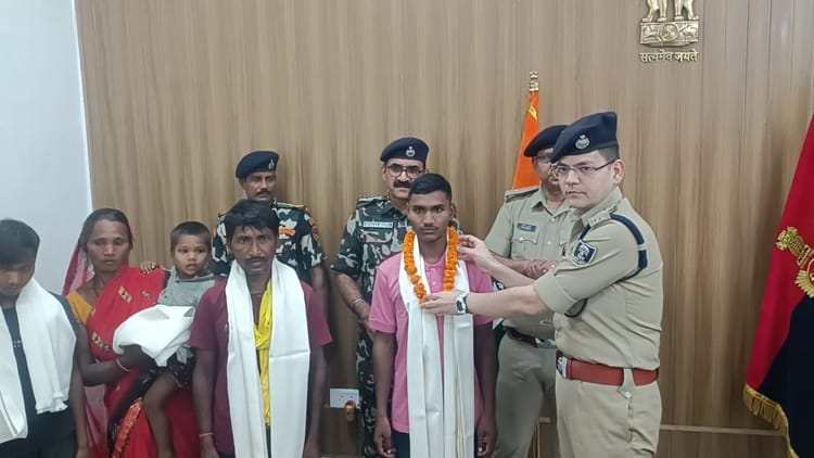 Bihar: दो लाख के इनामी फरार नक्सली भोला कोरा ने किया आत्मसमर्पण, एसपी सैयद इमरान मसूद के समक्ष किया सरेंडर