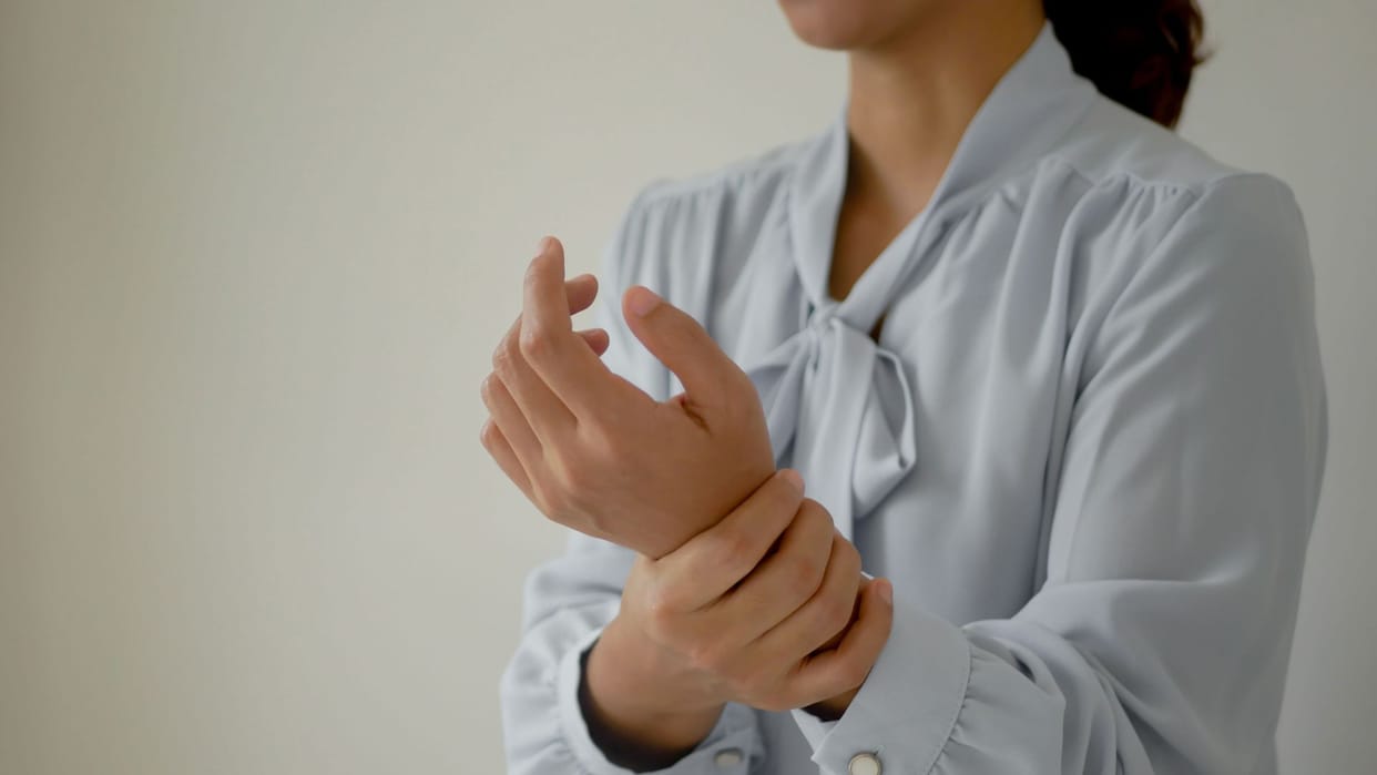 Hand Tremors in Winter Cause symptoms and treatment for Shaking hands in cold