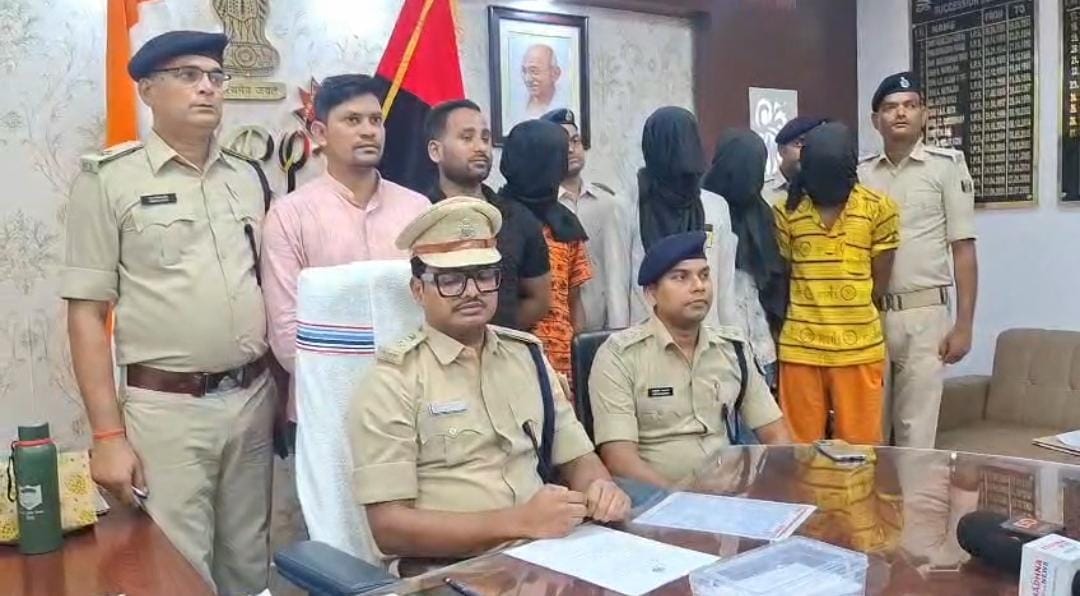 पुलिस की गिरफ्त में आरोपी
