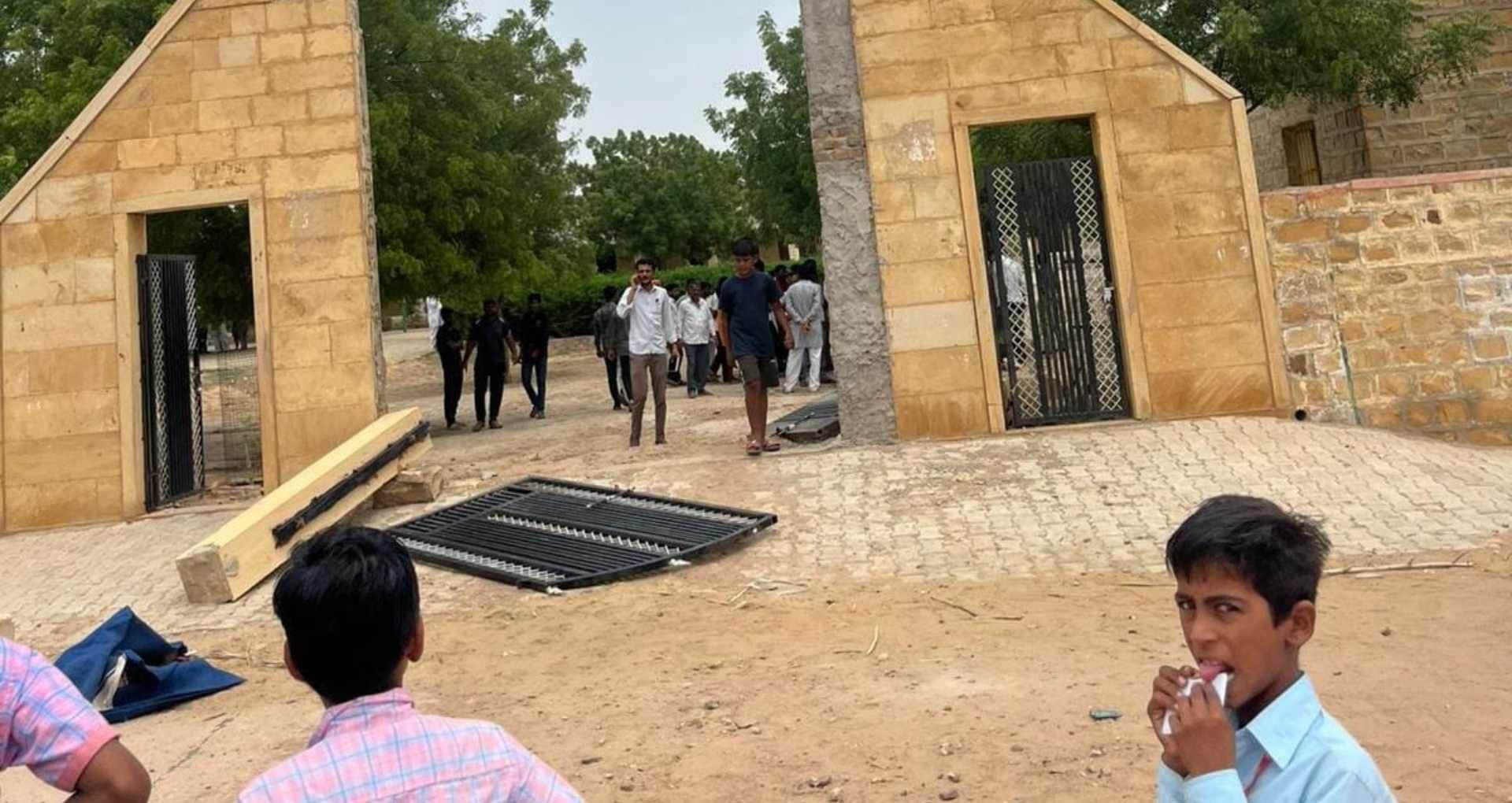 पूनमनगर में स्कूल का जर्जर गेट गिरा