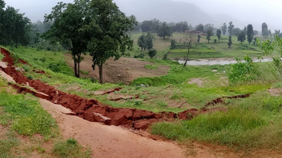 Crack in Saketuwa dam due to rain in Balrampur-Ramanujganj