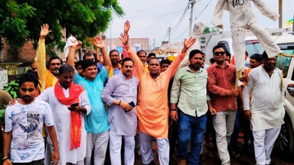 Effigy of Samajwadi Party MLA and MP burnt in ballia traders closed shops and took to streets