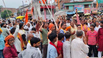 Effigy of Samajwadi Party MLA and MP burnt in ballia traders closed shops and took to streets