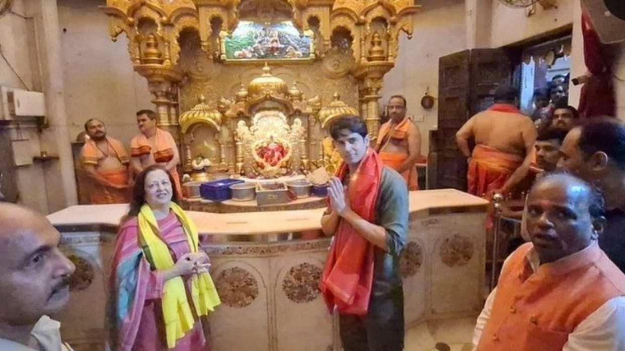 Sidharth malhotra visits siddhivinayak temple with his mother photo viral on social media