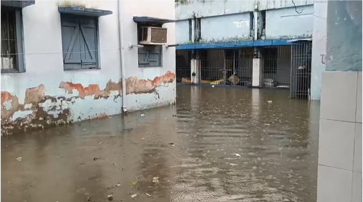 बारिश से नवादा जलमग्न: अस्पताल, कोर्ट और मंदिर तक में भरा पानी, जनजीवन अस्त-व्यस्त