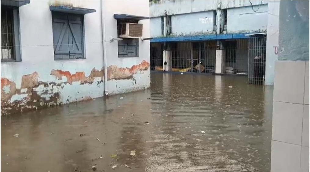 Bihar: Nawada submerged due to rain, Water filled even in hospital, court and temple