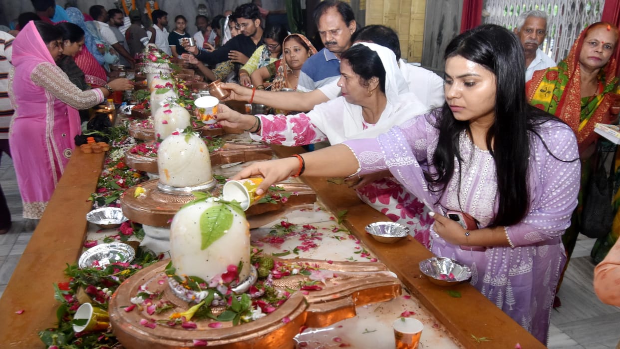 third Monday, a huge crowd of devotees gathered in Shiva temples, flowers were showered on the Kanwariyas