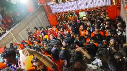 Pratapgarh News: On the third Monday of Sawan, a huge crowd of devotees and devotees gathered at Ghuisarnath
