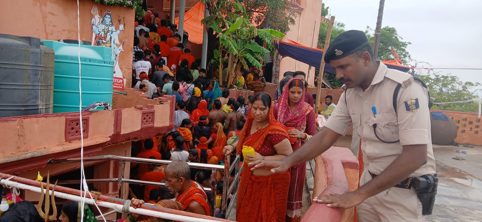 श्रद्धालुओं का गाइड करते पुलिसकर्मी