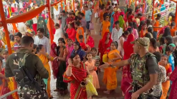 Bihar: अशोकधाम मंदिर में उमड़ा श्रद्धालुओं का सैलाब, सावन की तीसरी सोमवारी पर जलाभिषेक को जुटे हजारों कांवरिया