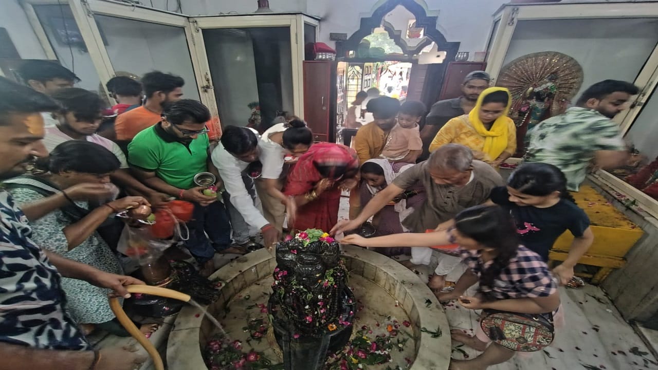 officers showered flowers on Kanwariyas from helicopters crowds gathered in Nath temples in Bareilly