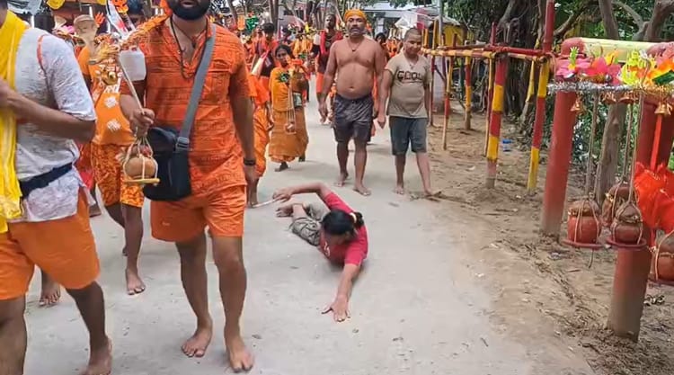 बांका में दिखी आस्था की मिसाल: मामा की नौकरी लगी, तो पूरा परिवार निकला सुल्तानगंज से देवघर तक दंडवत यात्रा पर