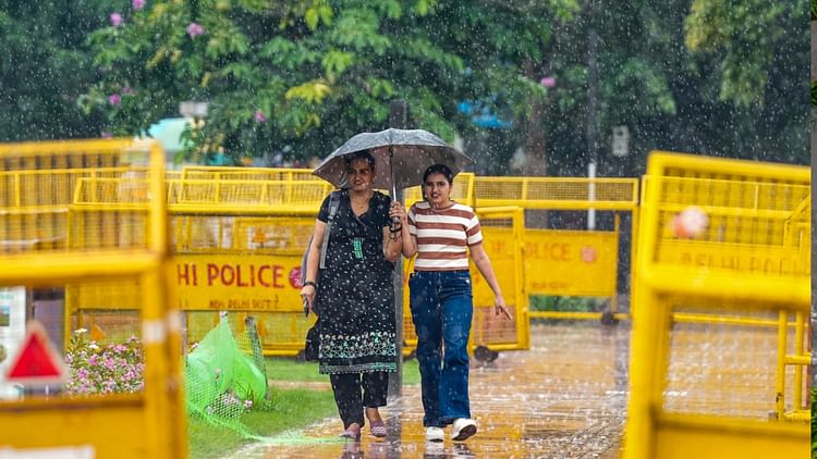 दिल्ली का मौसम : छह दिनों तक हल्की बारिश के आसार, सामान्य रहेगा तापमान… लेकिन उमस करेगी परेशान