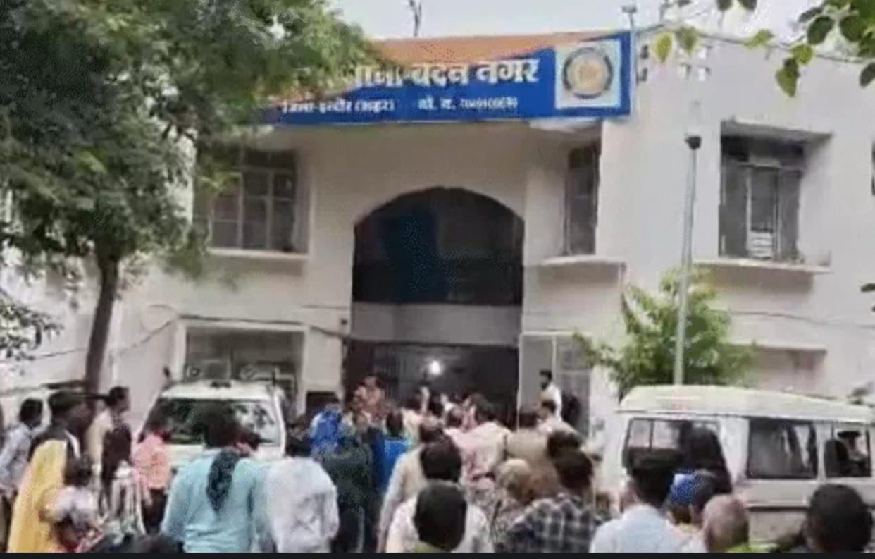 Indore: Newly married woman burnt up to 80 percent in Indore, family members blamed in-laws, protested at the