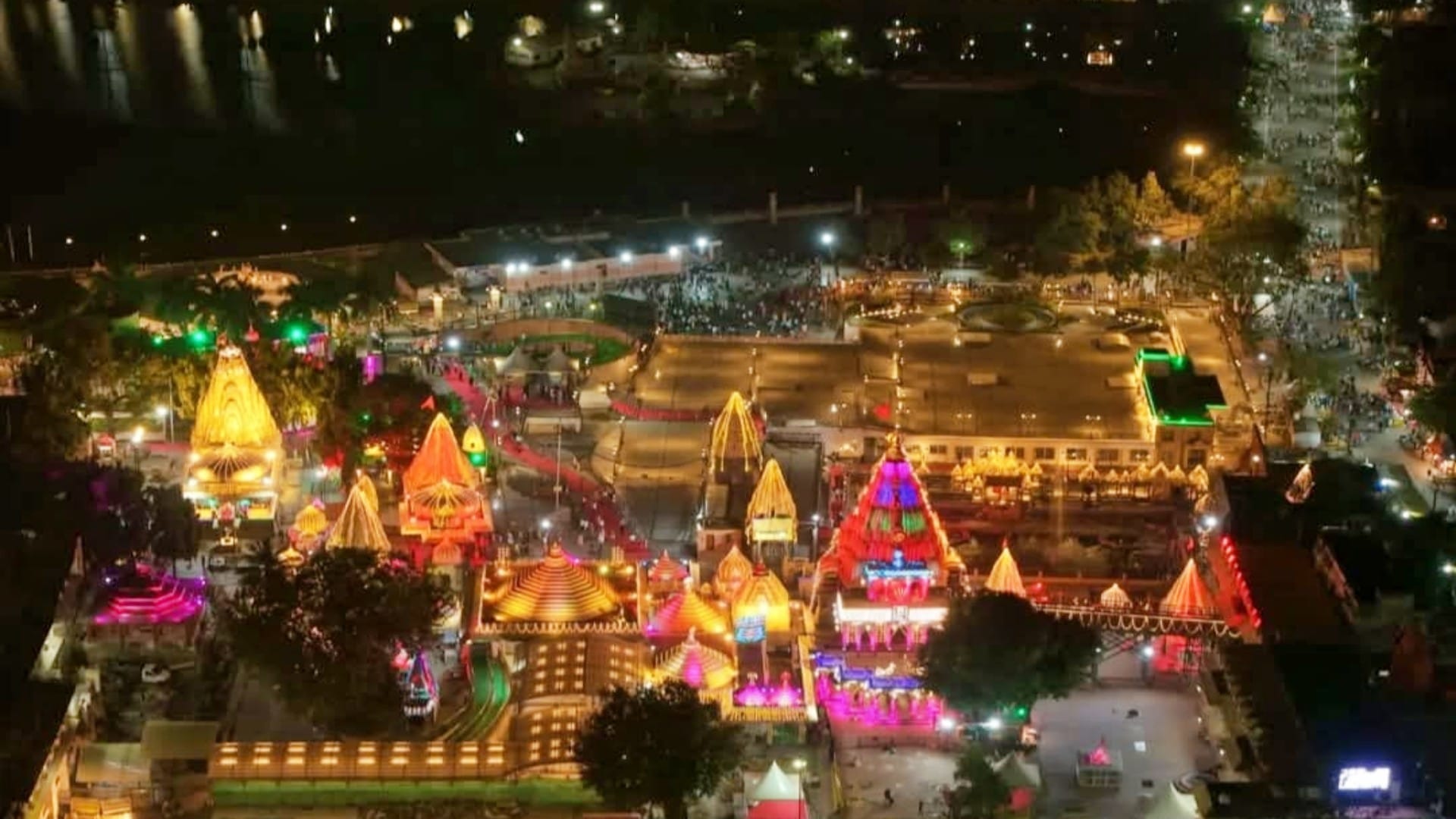 Nag Panchami: Shri Nagchandreshwar temple doors opened as soon as 12 o'clock, devotees gathered for darshan