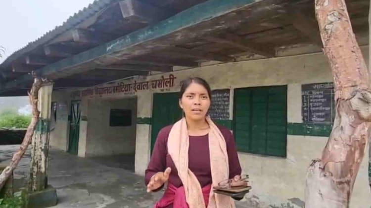 Uttarakhand: कहीं स्मार्ट क्लास तो कहीं बल्लियों पर टिका है नाैनिहालों का भविष्य, जोखिम में जान