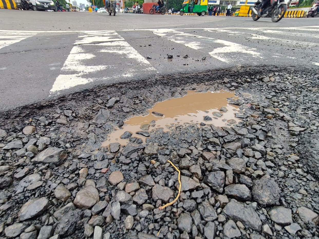 Indore: In Indore, the road dust also got washed away with the rain, potholes started appearing