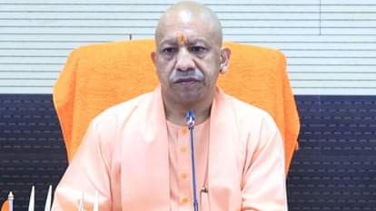 वाराणसी में सीएम योगी आदित्यनाथ