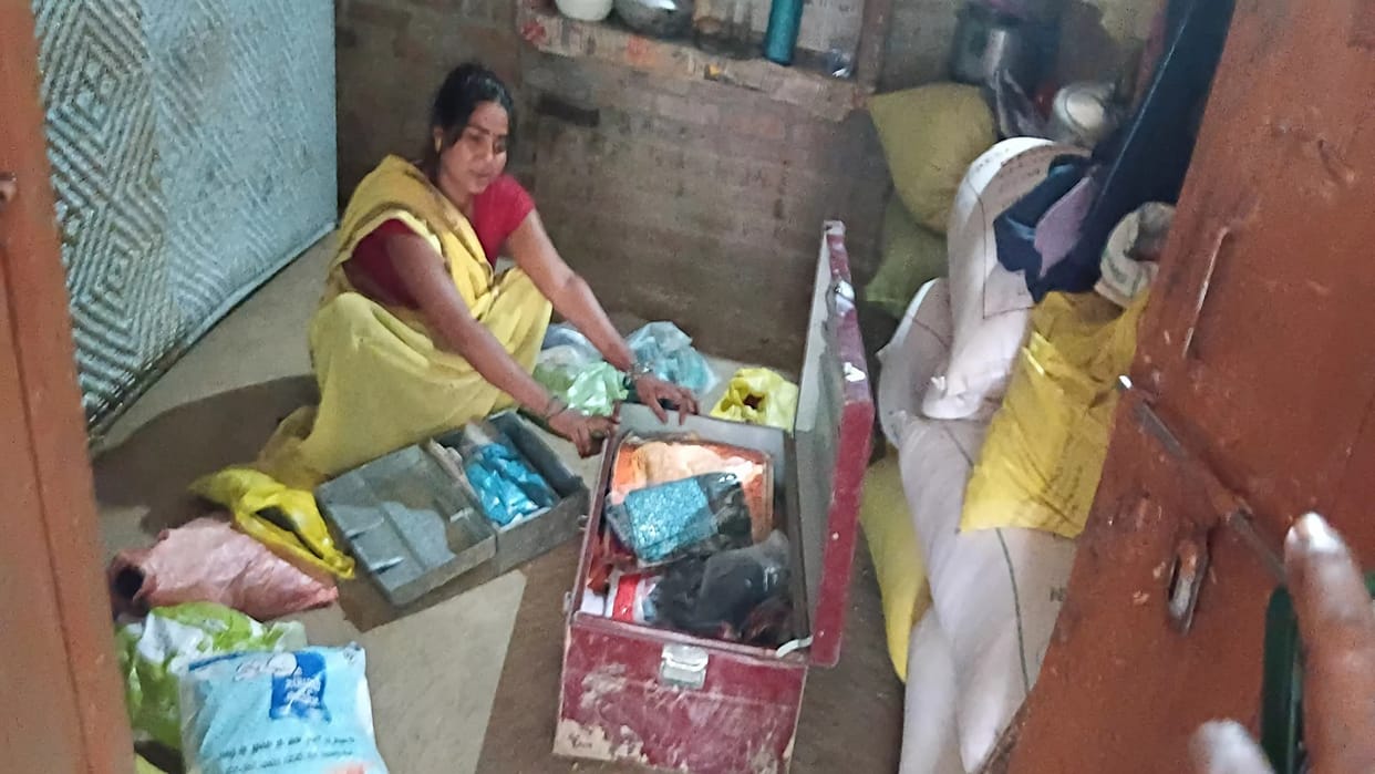 miscreants broke into the house, held the girl hostage and looted cash in Bareilly