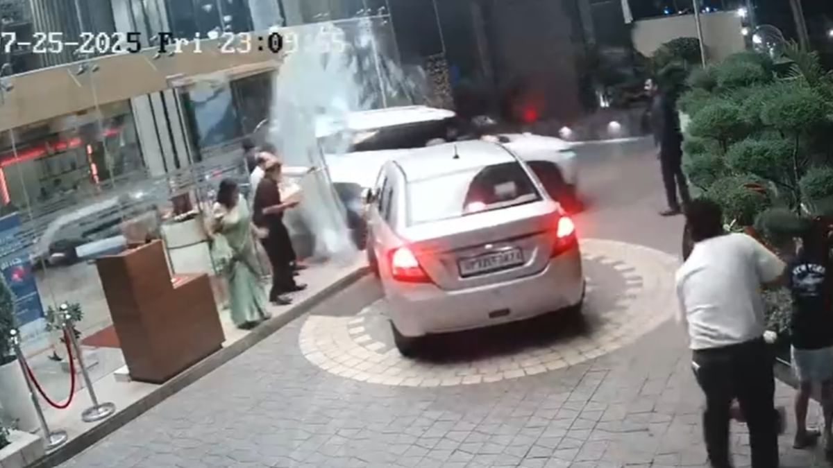 Car Went Out Of Control And Entered The Ramada Hotel In Bareilly - Amar  Ujala Hindi News Live - Bareilly News:महिला अधिवक्ता ने स्टार्ट की कार,  अनियंत्रित होकर रमाडा होटल में घुसी,