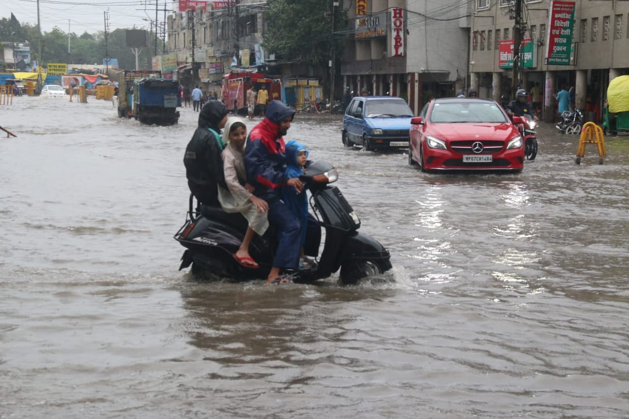 MP weather: Heavy rain in MP increases trouble, holiday in schools of many districts tomorrow, heavy rain aler