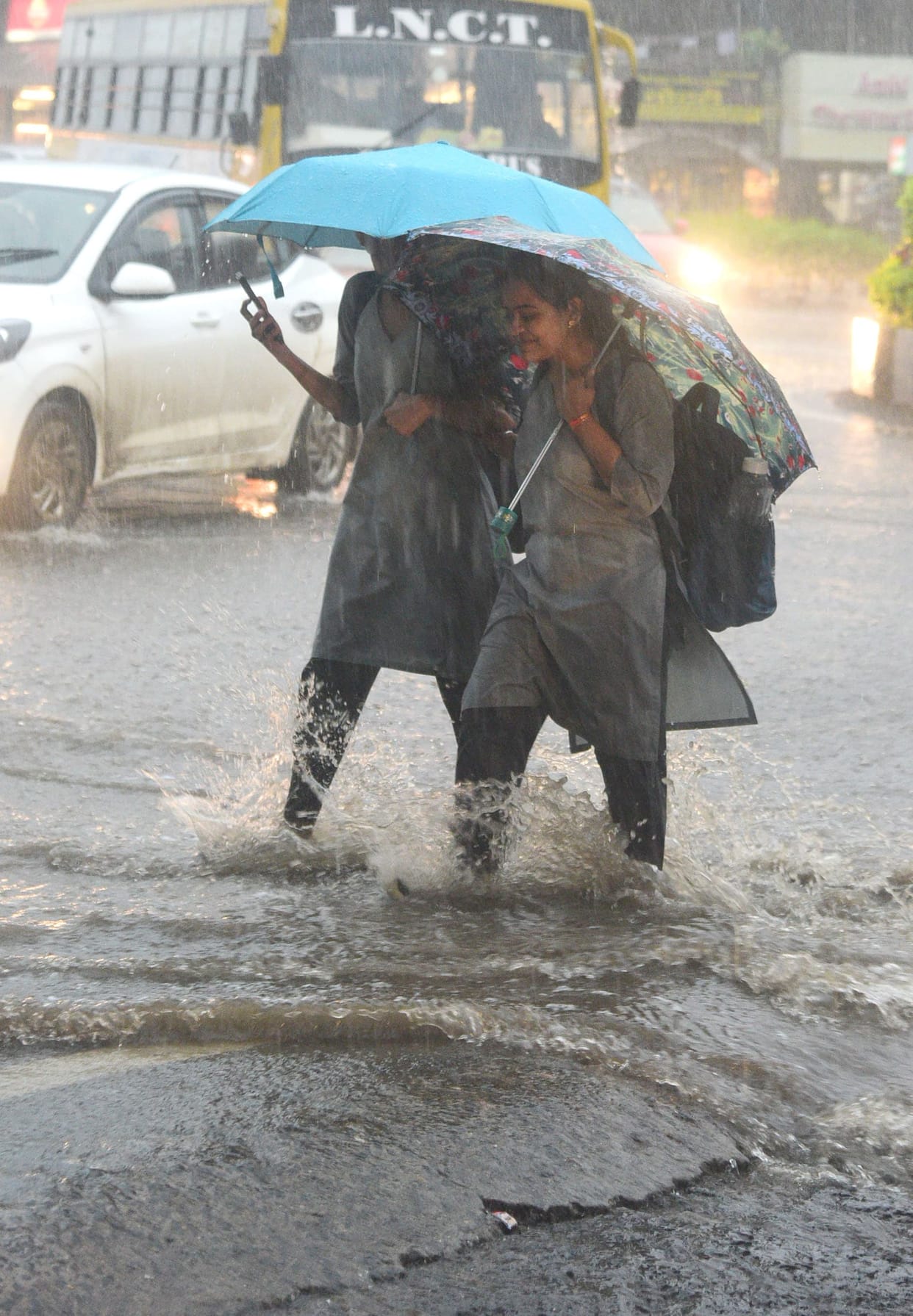 Bhopal: Due to continuous heavy rains in Bhopal, holiday has been declared in schools tomorrow, from nursery t
