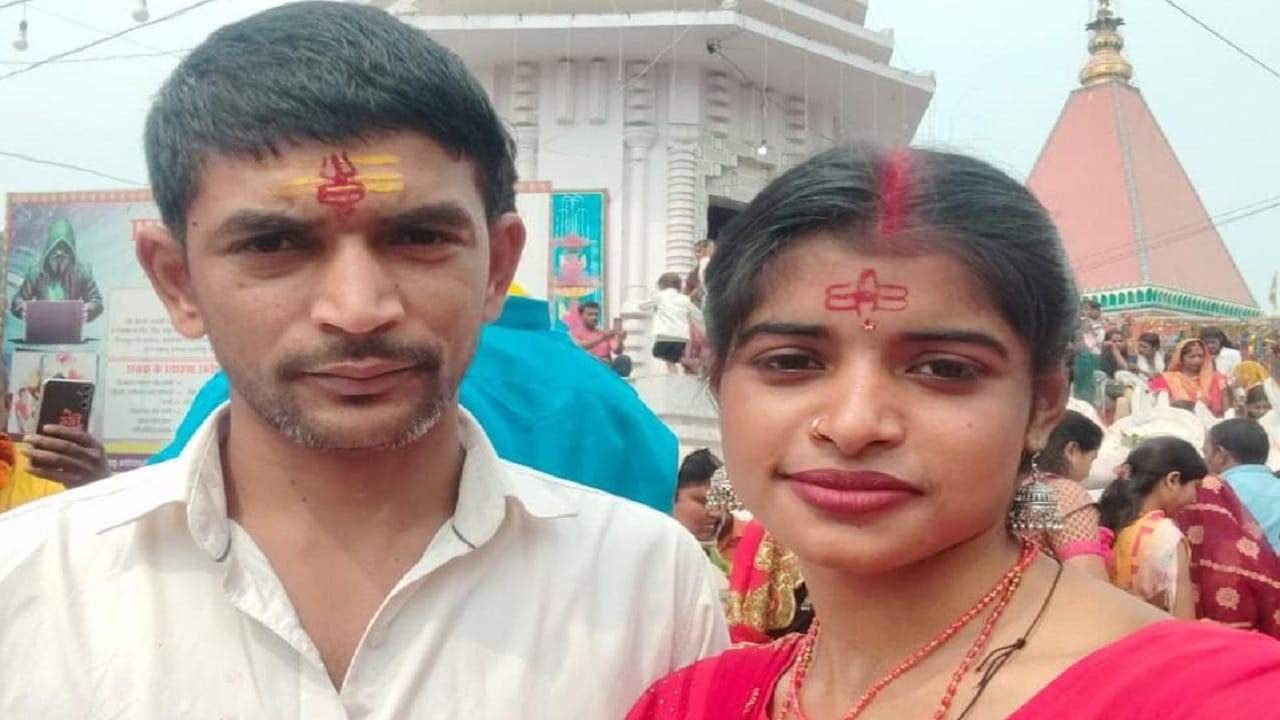 पति के साथ लक्ष्मी की फाइल फोटो।