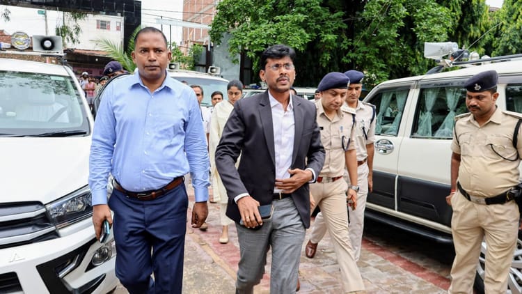 Bihar : ‘‘डॉग बाबू’’ के नाम से निवास प्रमाण-पत्र जारी करने वाले आरोपी की हुई पहचान, डीएम ने भेजा जेल