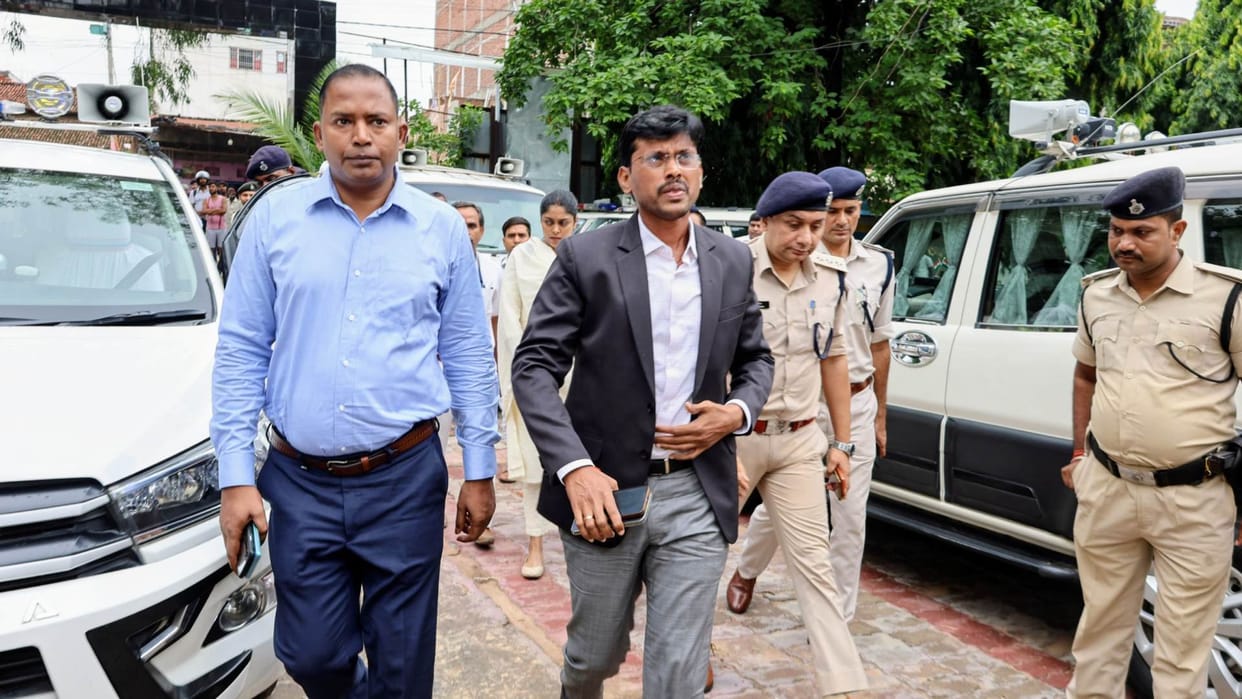 Bihar : The name of "Dog Babu" issued residence certificate  Accused arrested patna bihar police