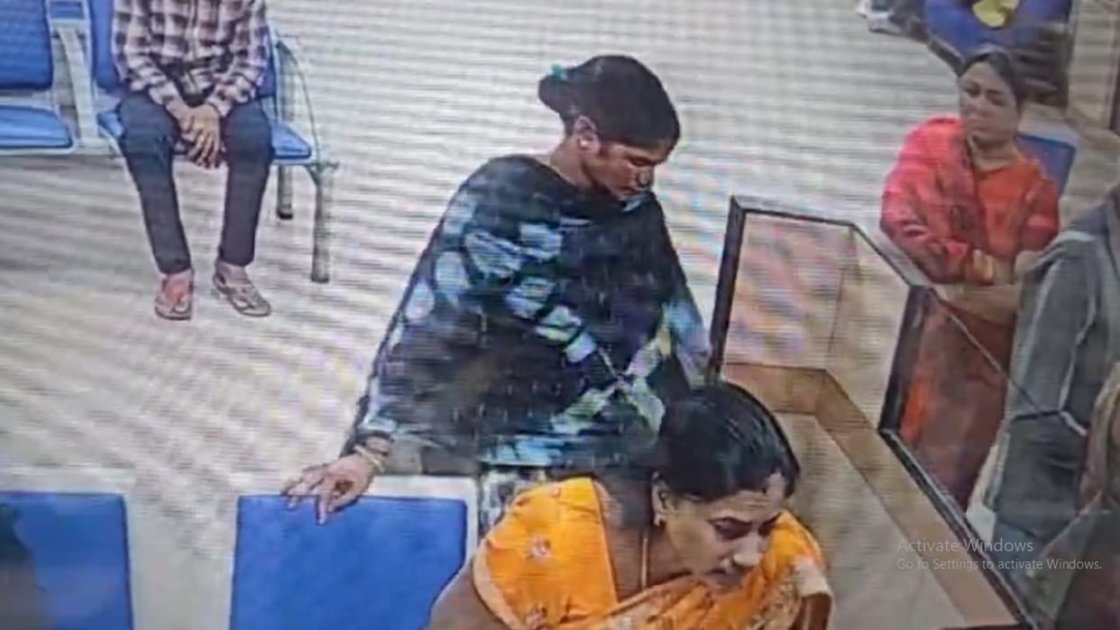 40 thousand rupees stolen from woman s purse in broad daylight at main branch of SBI