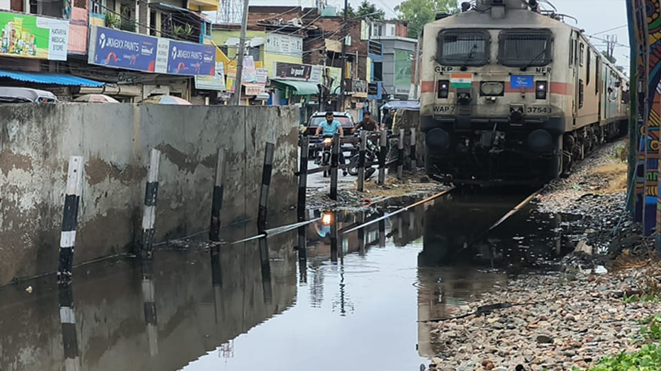 Farrukhabad: The speed of trains slowed down due to waterlogging on the tracks