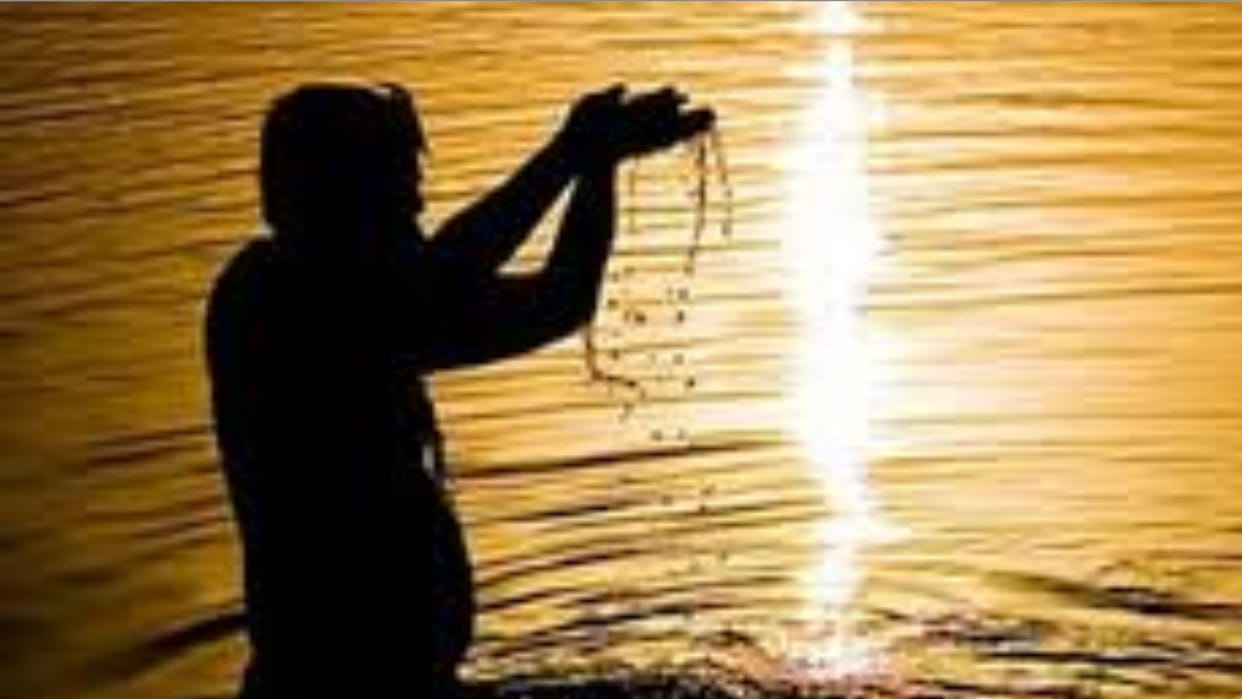 police advised two parties to take an oath by taking Ganga water in temple in theft case at Azamgarh