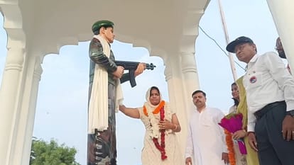Martyr Arvind wife gets honor from the President
