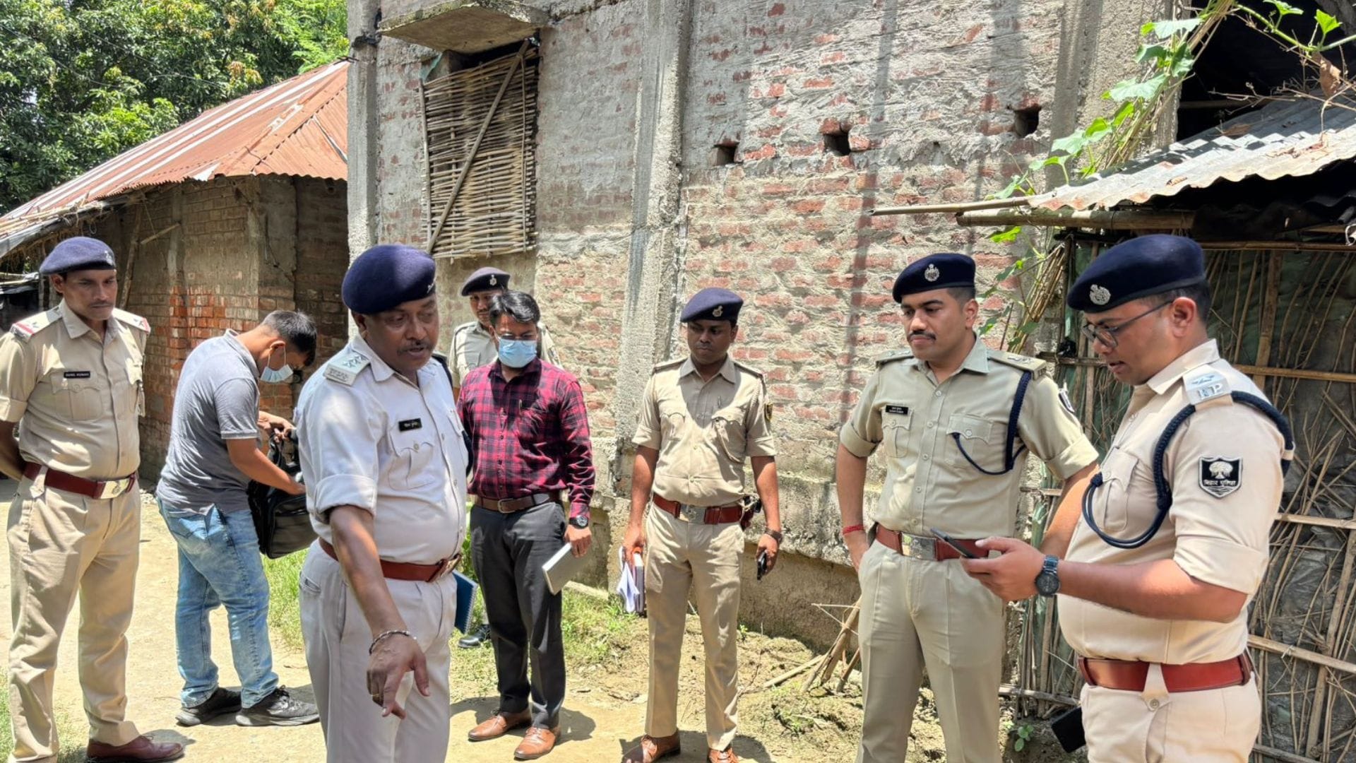 घटनास्थल पर पहुंची पुलिस